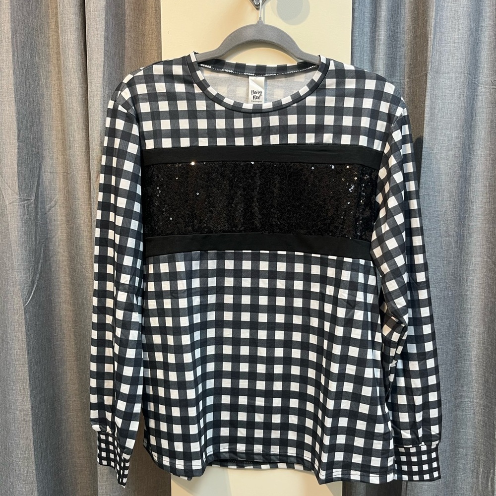 Stylish Black and White Checkered Long Sleeve Top